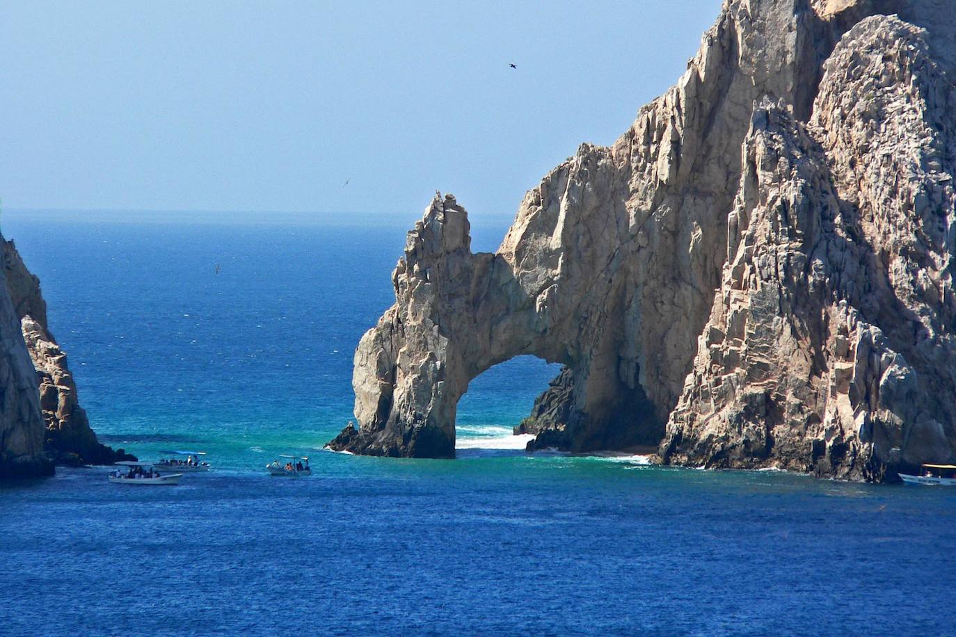 ARCO DE CABO DE SAN LUCAS (México) | Este arco natural se encuentra es el extremo sur de la Península de Baja California Sur. Son muchos los que sostienen que tiene el aspecto de un triceratops tomando agua. El arco separa el golfo de California del océano Pacífico. También guarda un gran parecido con el arco de Hvítserkur en Islandia.