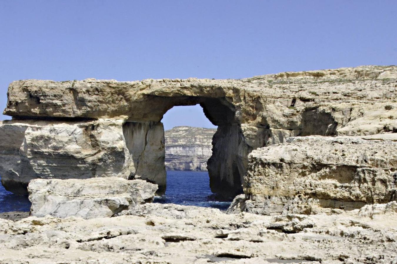VENTANA AZUL (Gozo, Malta) | Aunque ya no existe, durante muchos años fue uno de los mayores atractivos naturales de Malta. Un fuerte oleaje provocado por una tormenta el pasado marzo de 2017 la derrumbó por completo. La formación rocosa, que fue escenario de la serie 'Juego de Tronos' cayó al agua quedando completamente destruida.