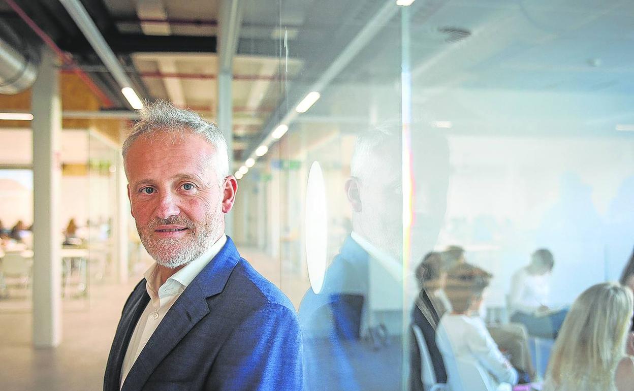 A la última. Altuna posa en Bilbao As Fabrik, una de las dos facultades de la institución en Bilbao. 