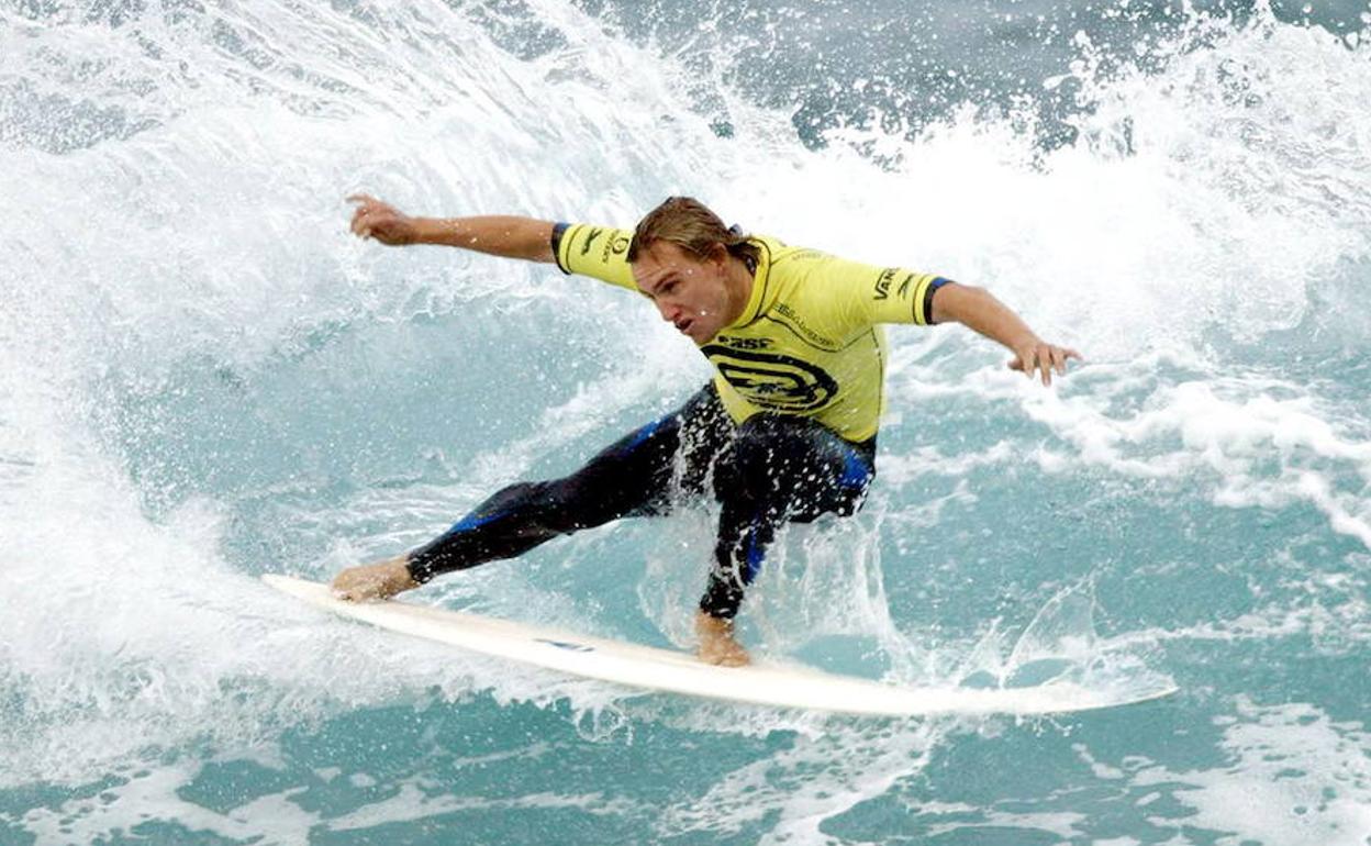 Davidson, durante su participación en el torneo de surf Billabong Pro de Bakio en 2003. 