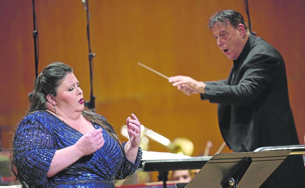 La soprano Angela Meade, con el director Daniel Oren al fondo. 