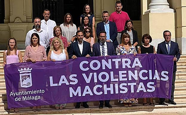 Minuto de silencio en repulsa al asesinato de Débora a las puertas del Ayuntamiento de Málaga. 