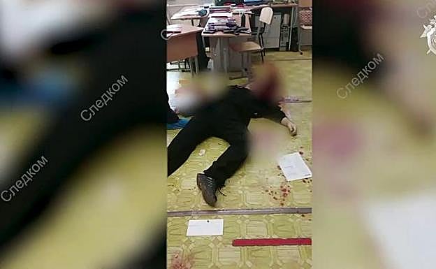 Imagen del cuerpo sin vida del autor de los disparos en la escuela rusa. AFP