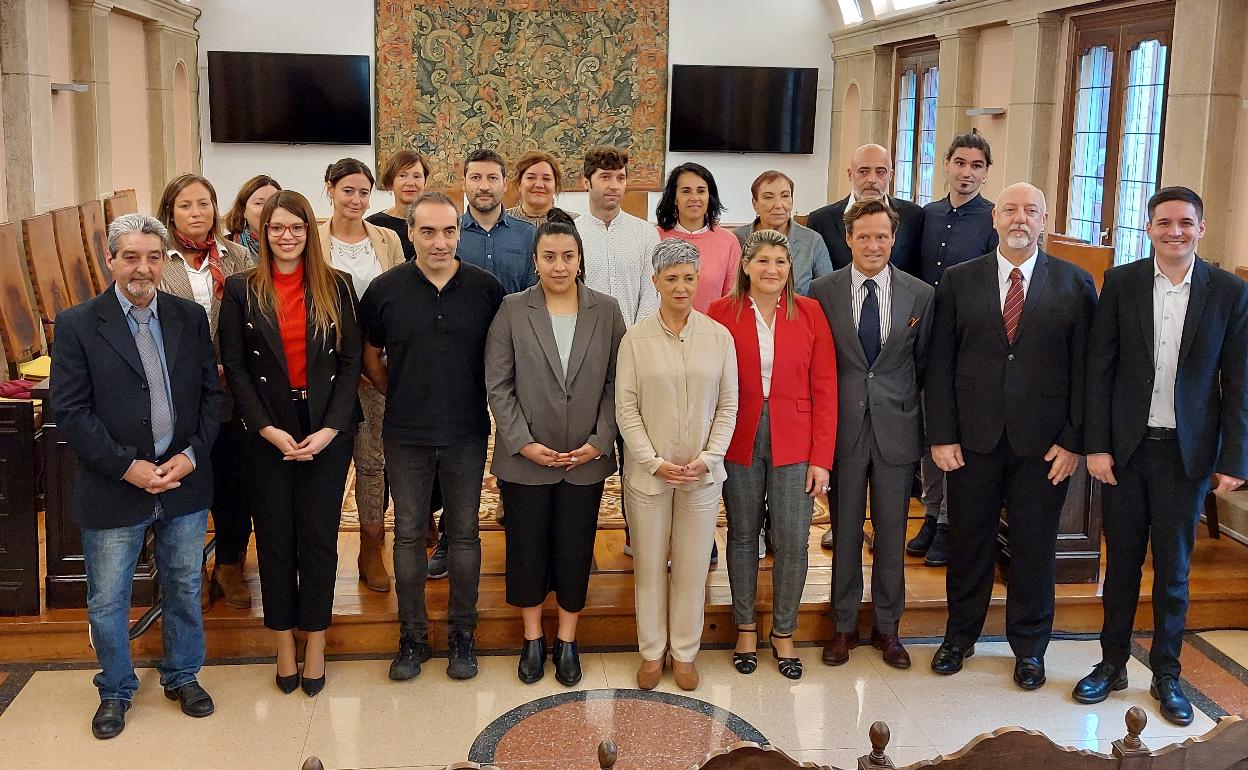 Representantes de la corporación duranguesa y de la Junta Departamental de Montevideo esta mañana tras la firma del hermanamiento. 