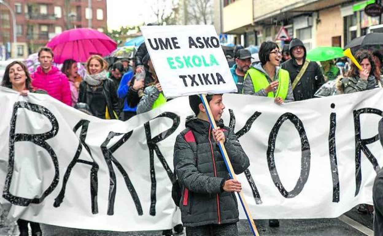 Imagen de una protesta llevada a cabo por padres, alumnos y profesores en Sopela. 