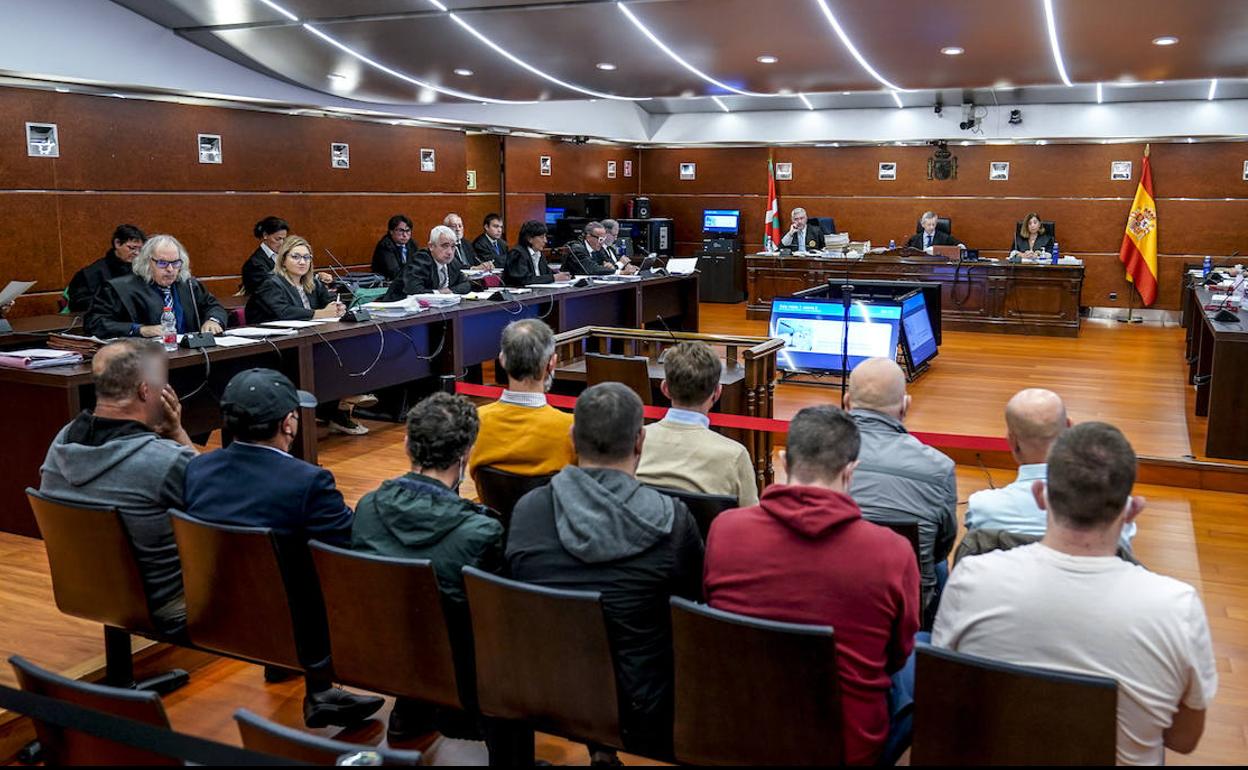 Los diez encausados, durante la primera sesión del juicio por el 'caso Sansoheta'. 