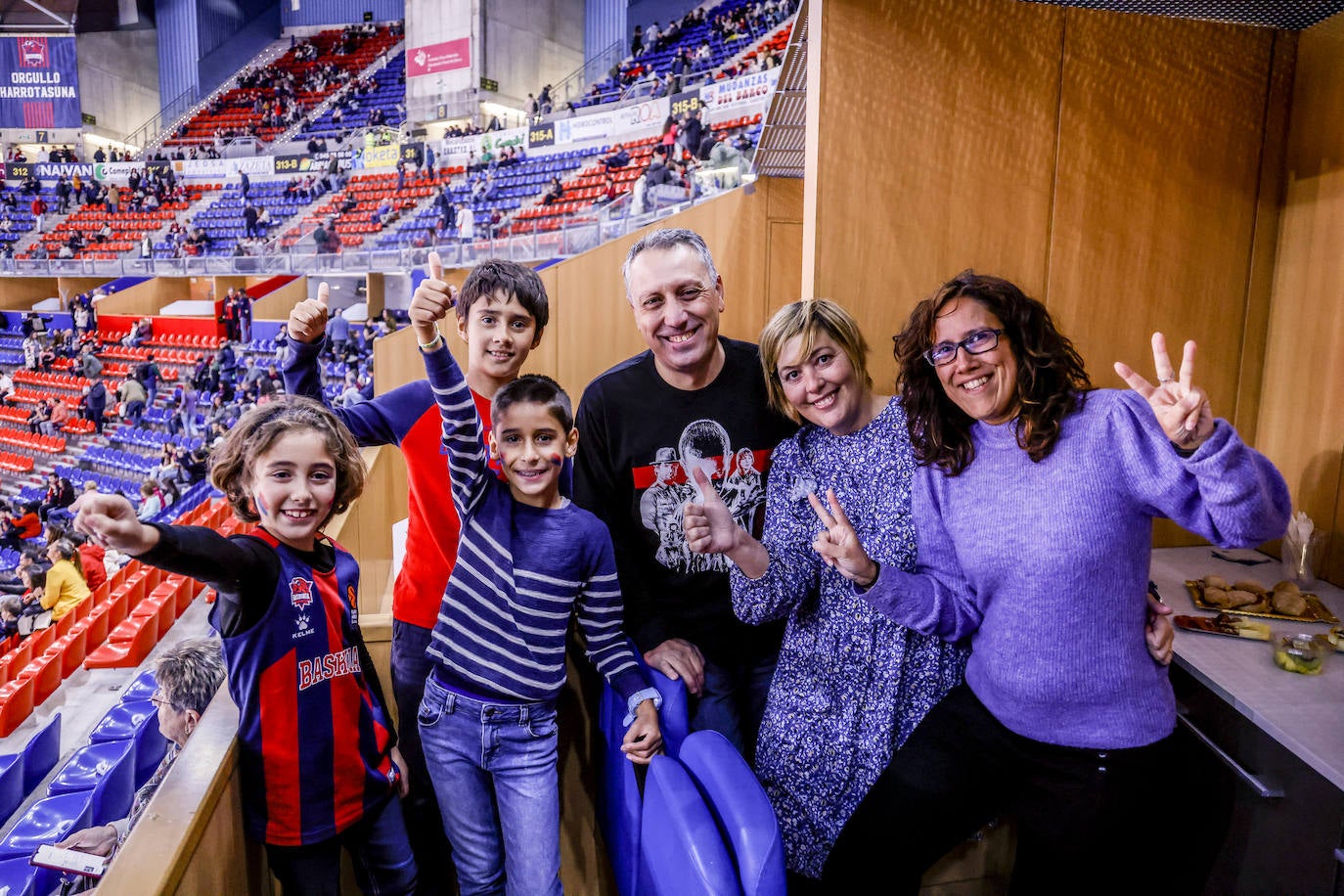 Fotos: Gran ambiente en el Buesa para el estreno liguero