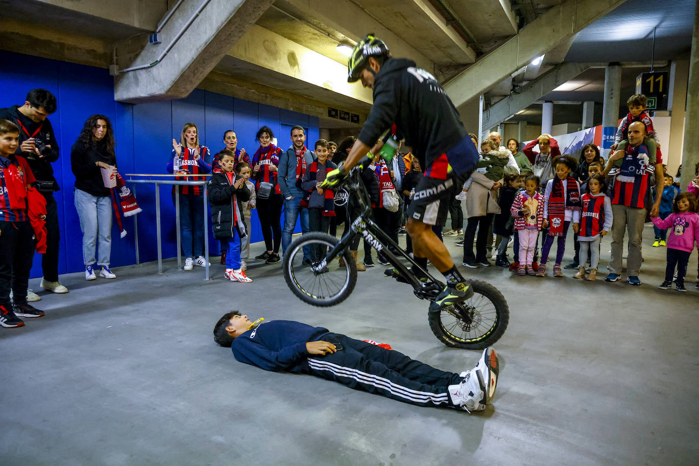 Fotos: Gran ambiente en el Buesa para el estreno liguero