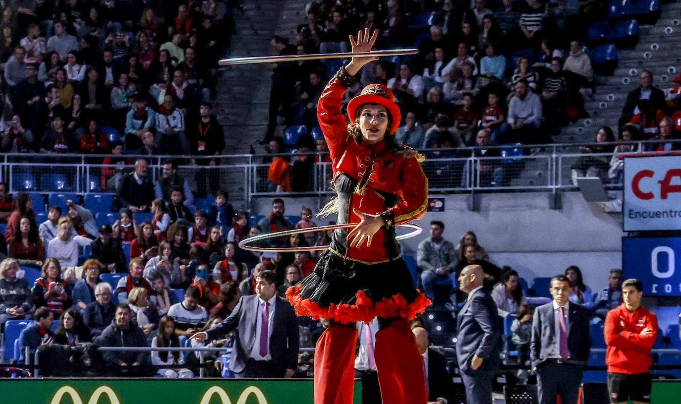 Fotos: Gran ambiente en el Buesa para el estreno liguero