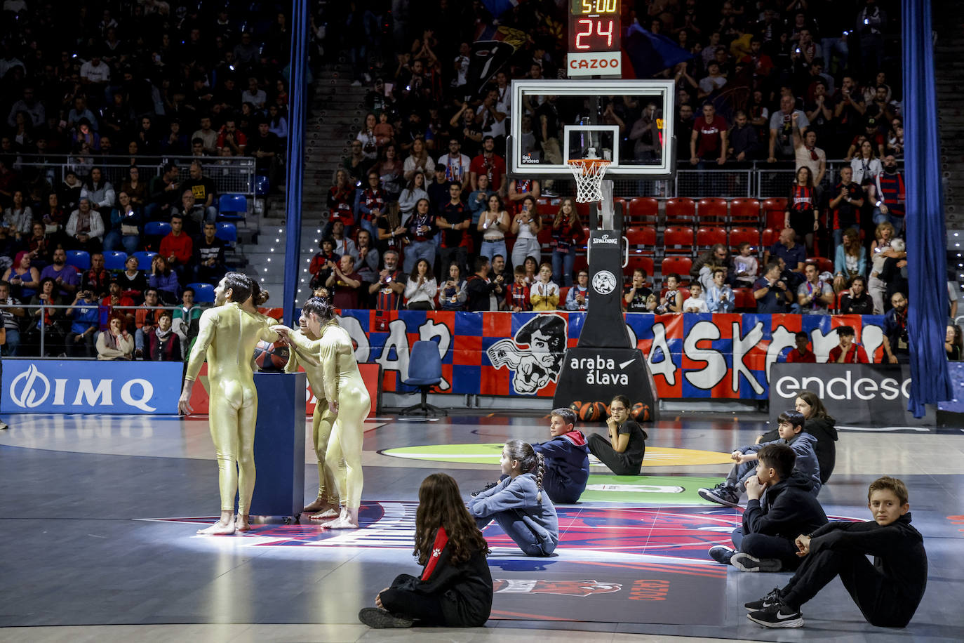 Fotos: Gran ambiente en el Buesa para el estreno liguero