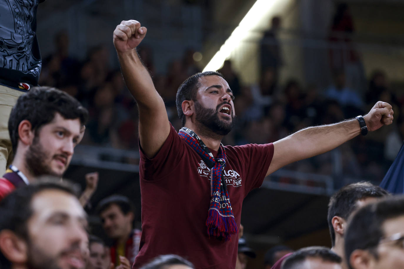 Fotos: Gran ambiente en el Buesa para el estreno liguero