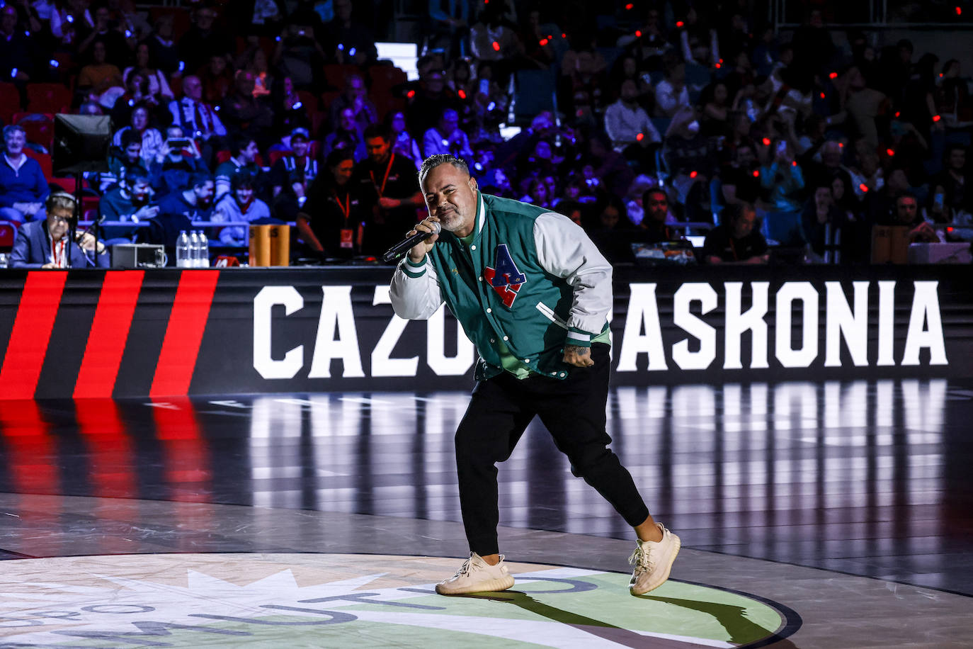 Fotos: Gran ambiente en el Buesa para el estreno liguero