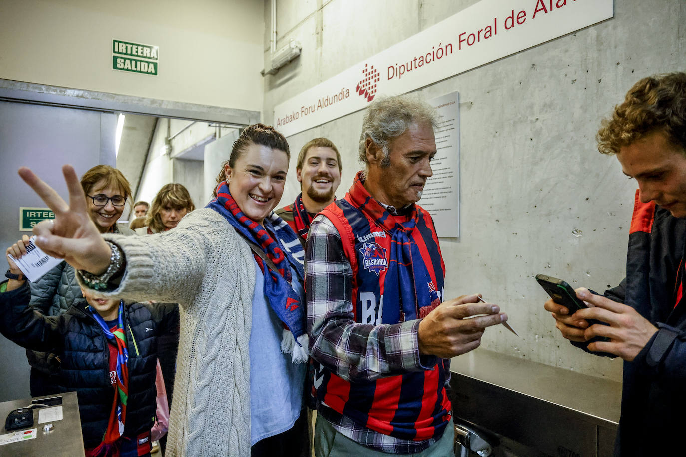 Fotos: Gran ambiente en el Buesa para el estreno liguero