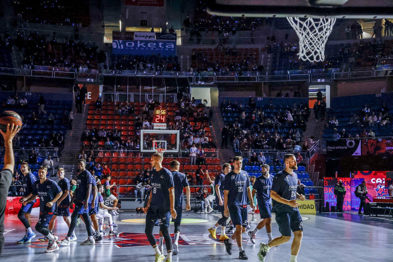 Fotos: Gran ambiente en el Buesa para el estreno liguero