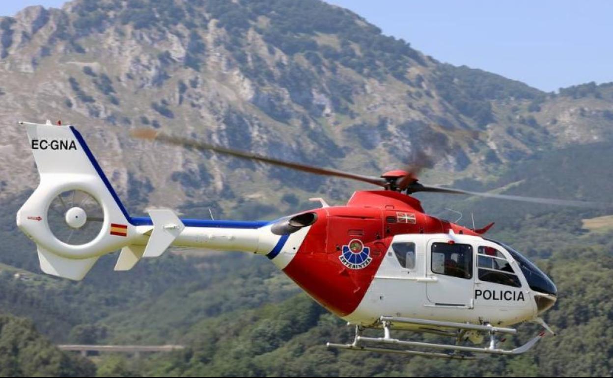 La Ertzaintza rescata con un helicóptero a un hombre herido tras sufrir una caída en el Gorbea