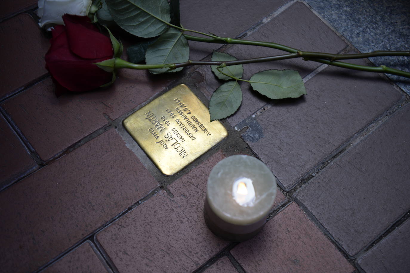 Stolpersteine de Nicolás Martín, instalado frente a la dirección en la que residía en Barakaldo.