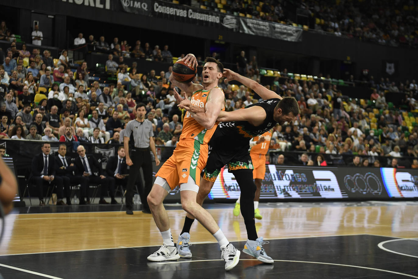 Fotos: Arrollador Bilbao Basket: el Surne gana al Betis (85-70) en Miribilla