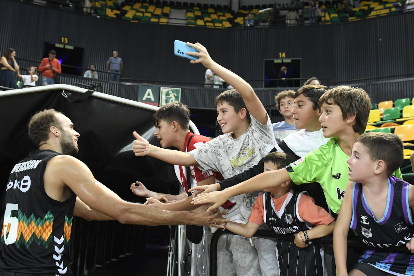 Fotos: Arrollador Bilbao Basket: el Surne gana al Betis (85-70) en Miribilla