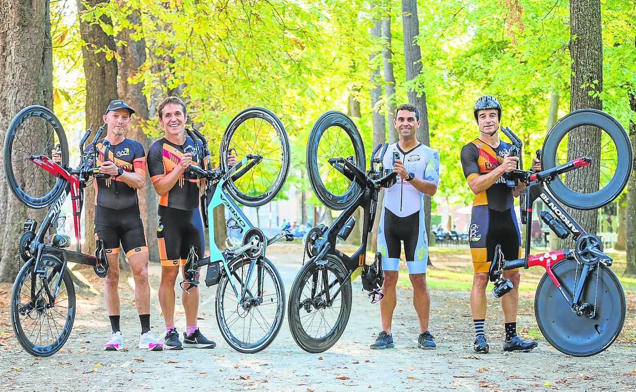 De izquierda a derecha Julio Álvarez, Urtzi Barandiaran, David Mendes y Ernesto Elorduy antes de partir a Hawái.