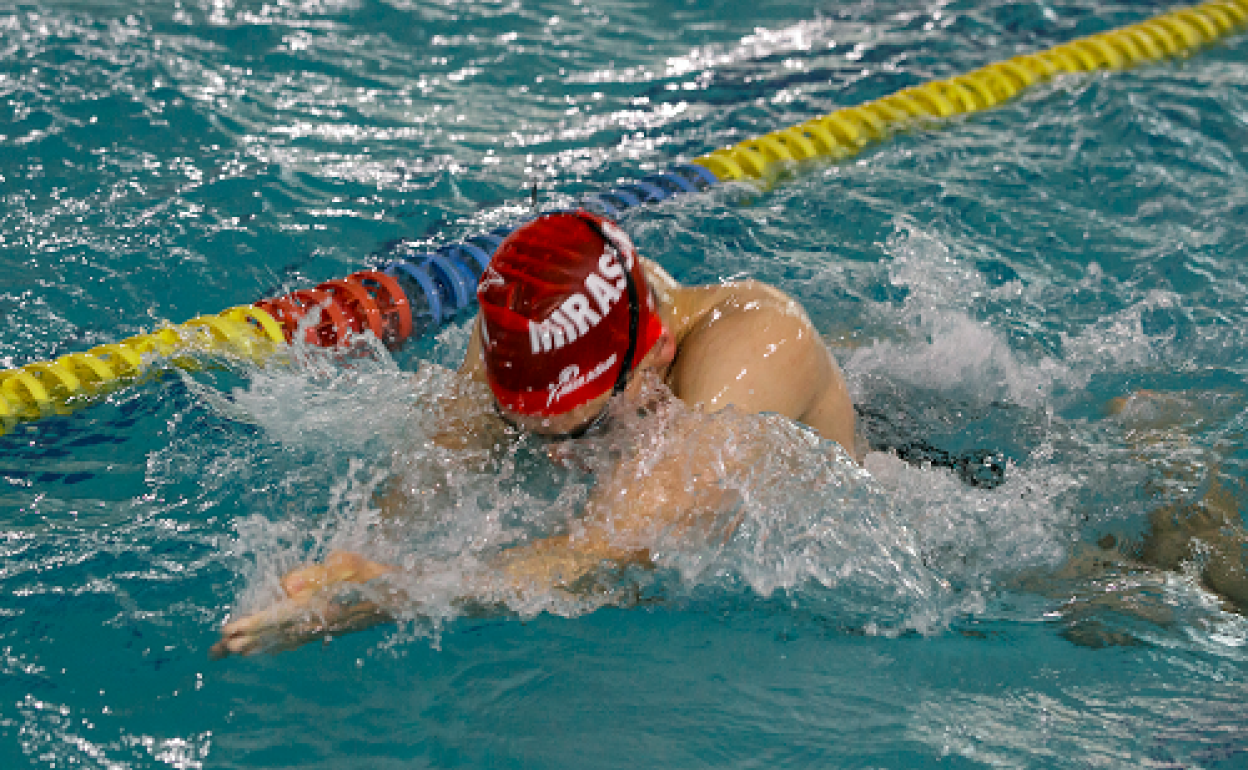 Un joven nadando en las instalaciones del colegio Mirasur School