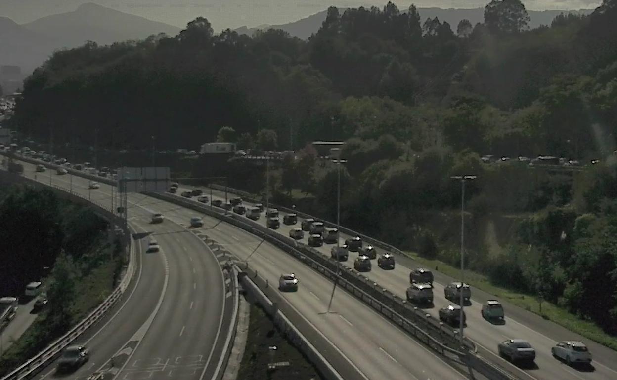 Imagen de las colas en la zona cercana al accidente en Rontegi. 