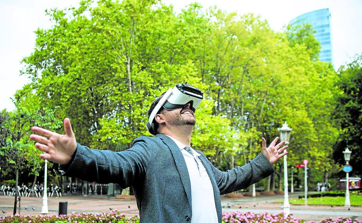 Luis Manuel Fernández, socio fundador de Alvearium, con unas gafas de realidad virtual.