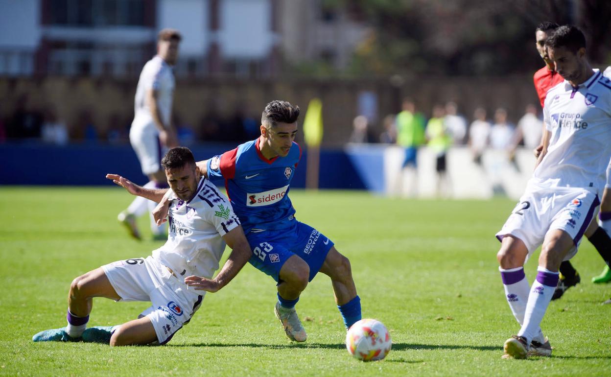 Dorrio intenta superar a un jugador del Numancia. 