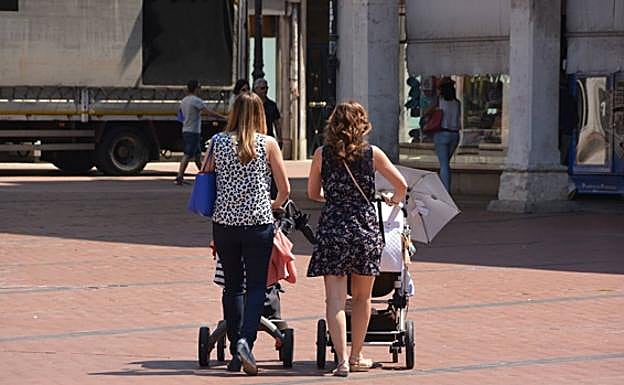 Euskadi estudia si aplicará la ayuda de 100 euros por hijo a las prestaciones ya existentes