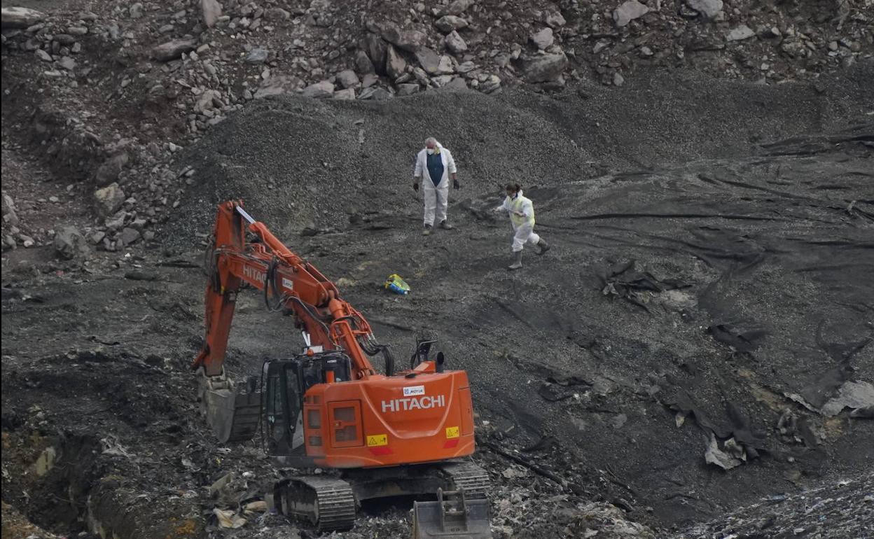 Operarios durante las labores de búsqueda de los dos trabajadores desaparecidos tras el derrumbe. 