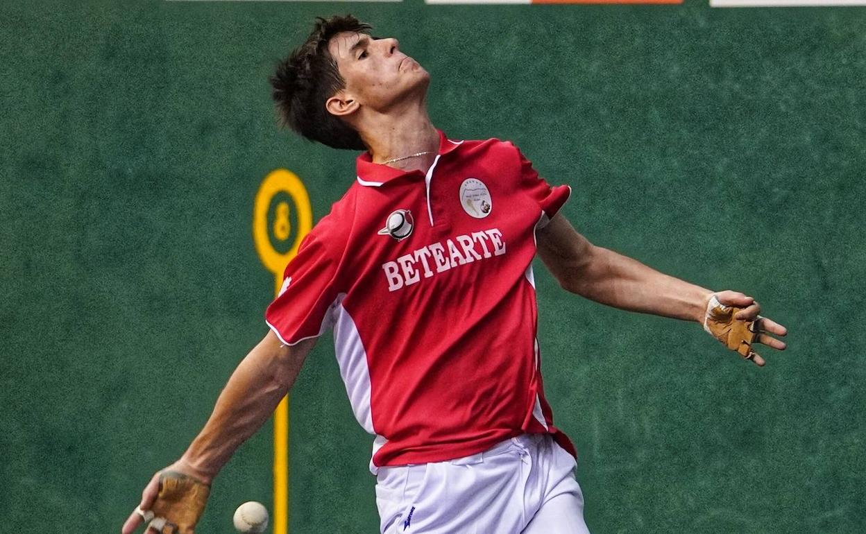 Iztueta suelta la derecha en la final del torneo Biharko izarrak de Mallabia. 