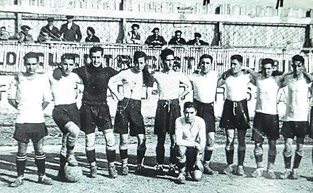 El futbolista Gregorio Oteiza Ortiz de Eribe, cuarto por la derecha, con el Alavés en una formación de los años 30 del siglo pasado. 