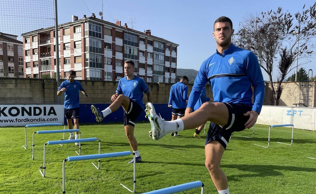 Pradera, en primer término, durante el entrenamiento matinal en Urritxe. 