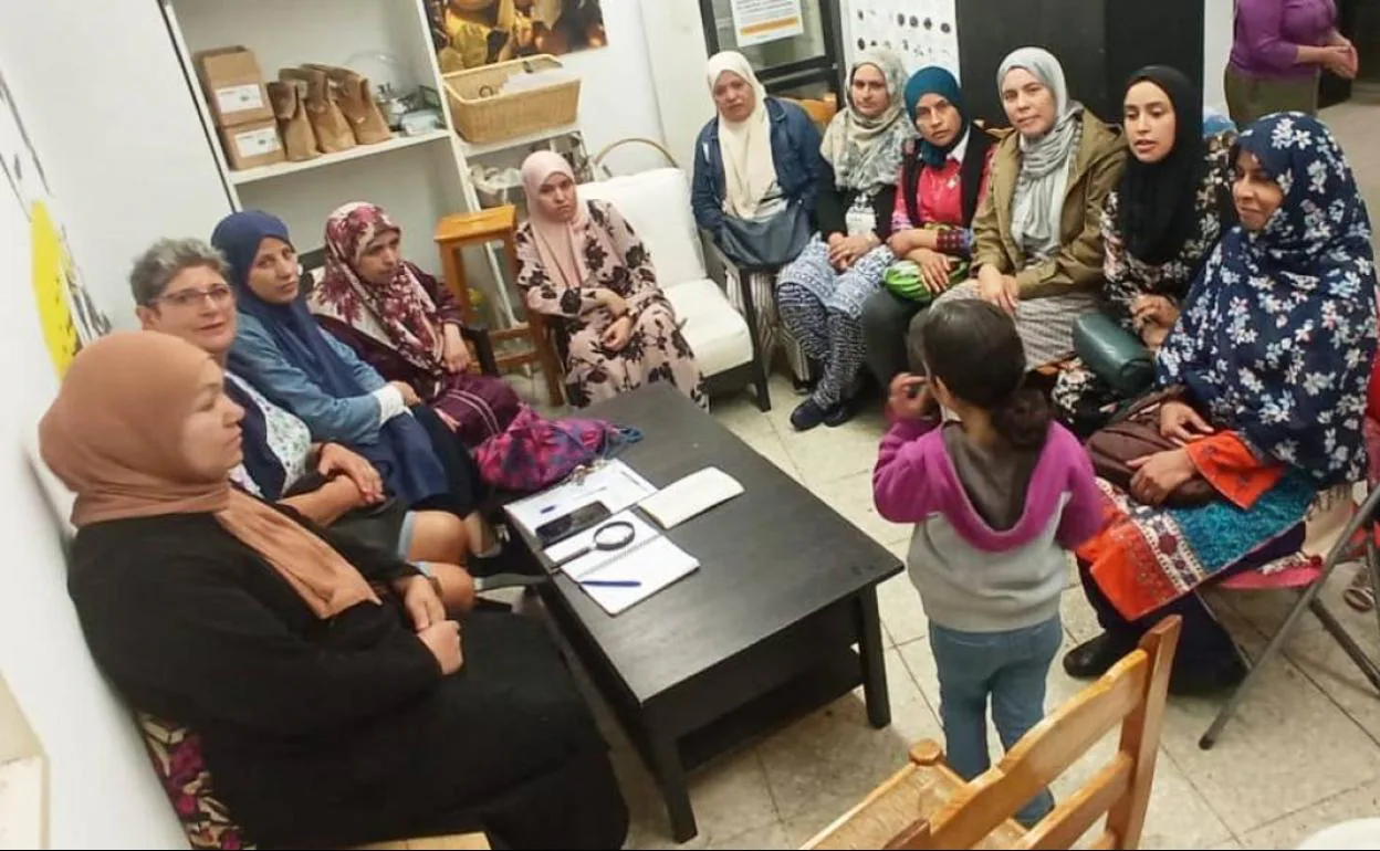 Parte del grupo de las mujeres que convocan la concentración. 