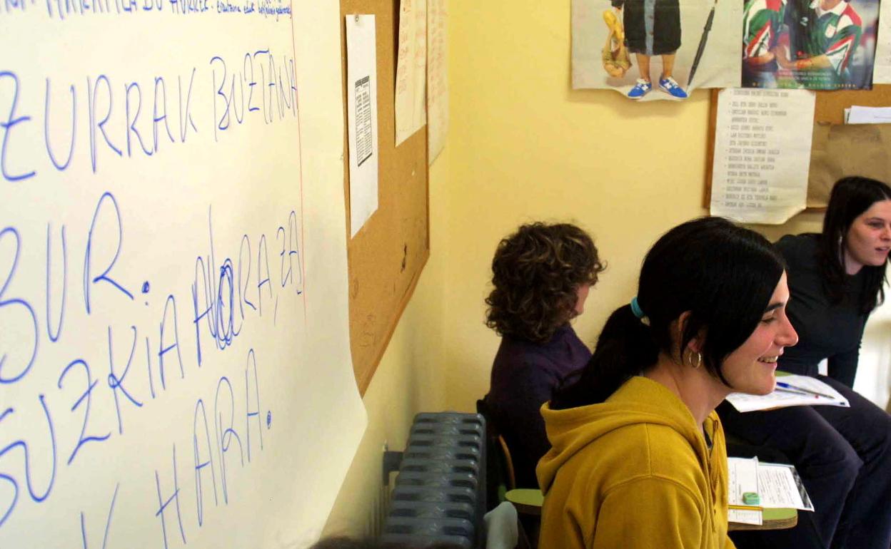 Euskaltegi batean euskarazko klaseak jasotzen.