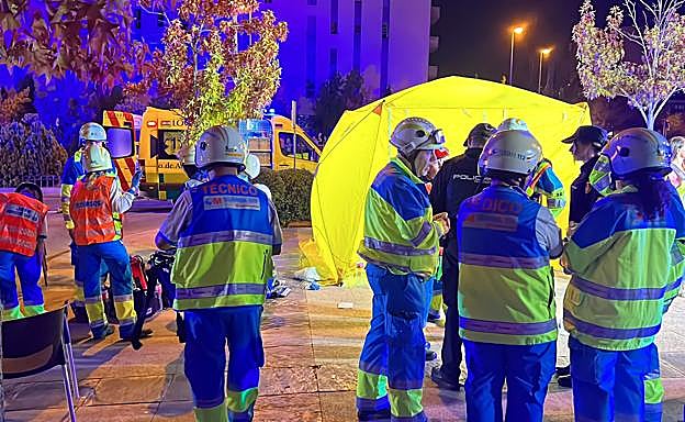 Los servicios sanitarios atienden a los heridos.