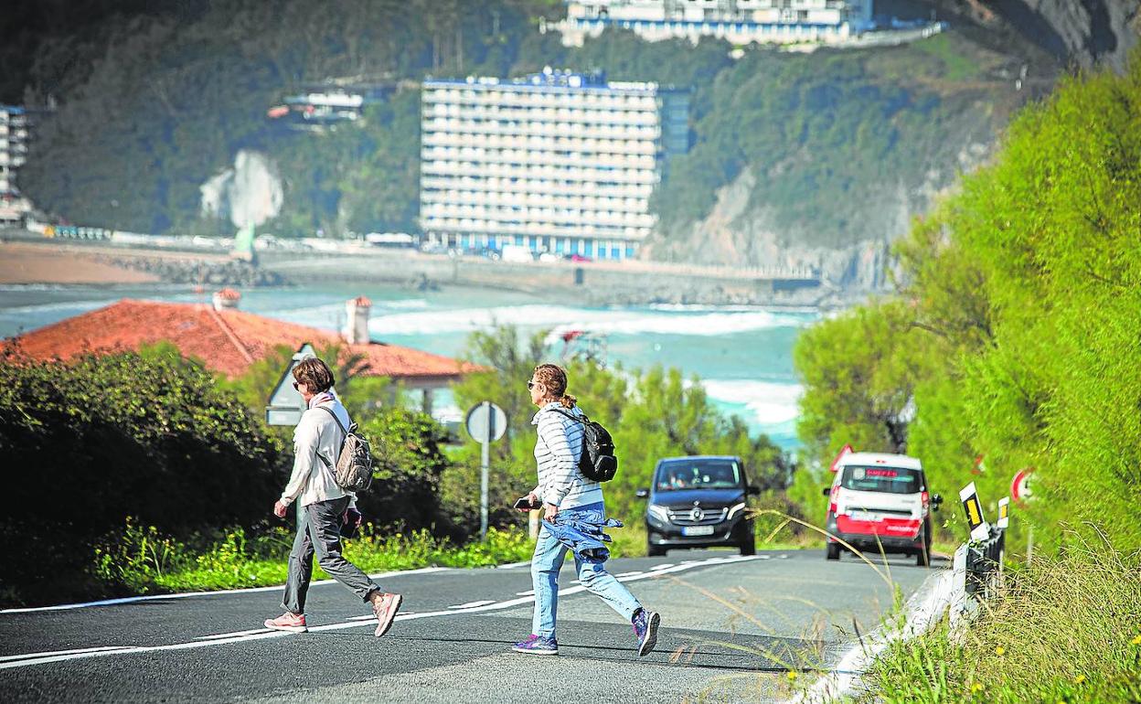 El cuerpo sin vida de Carlos Ribeiro apareció en la carretera que une Bakio y Bermeo.