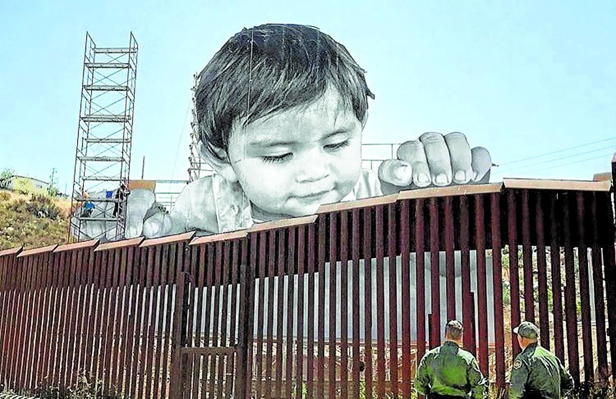 Dos montajes callejeros con imágenes firmadas por JR.