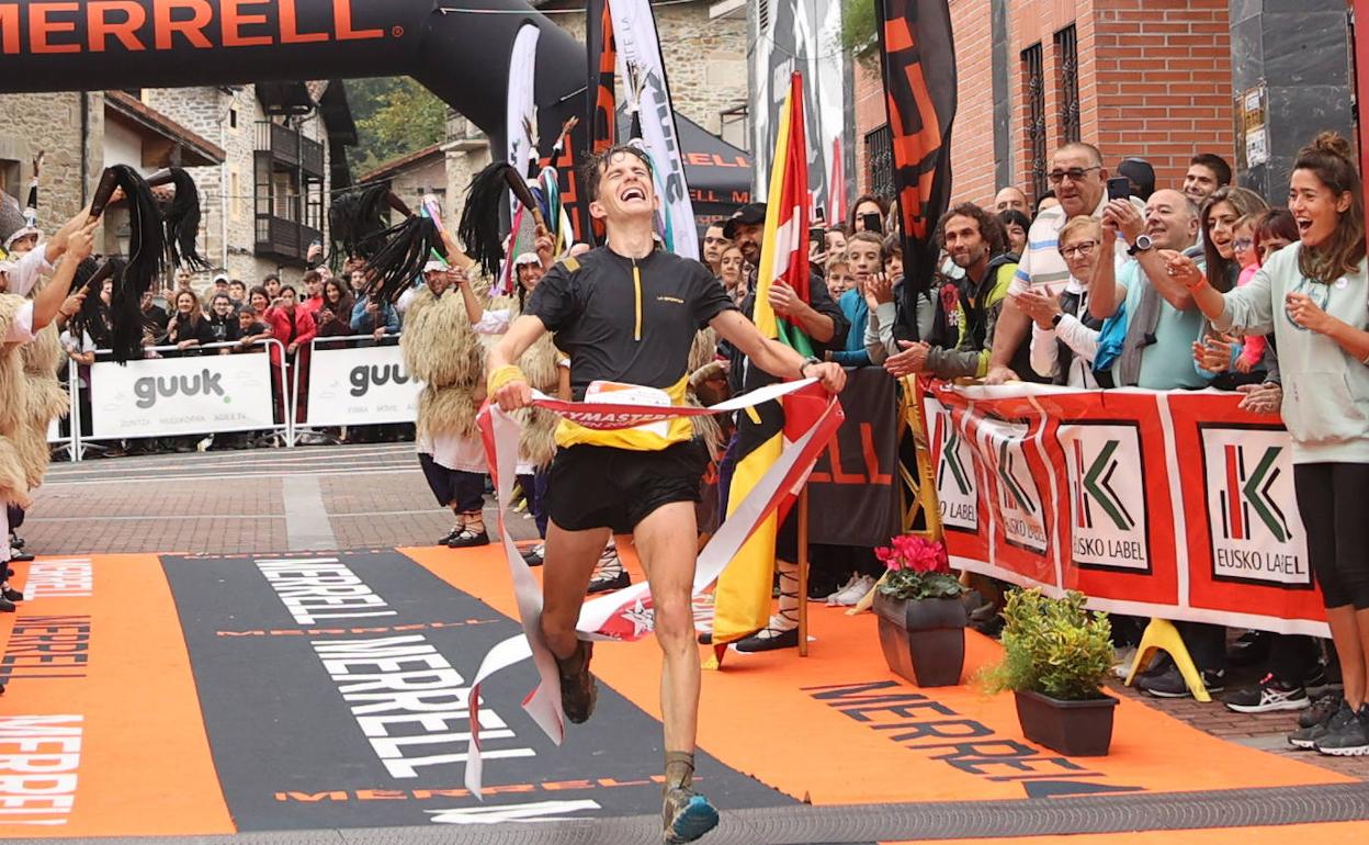 Nico Molina cruza la línea de meta.