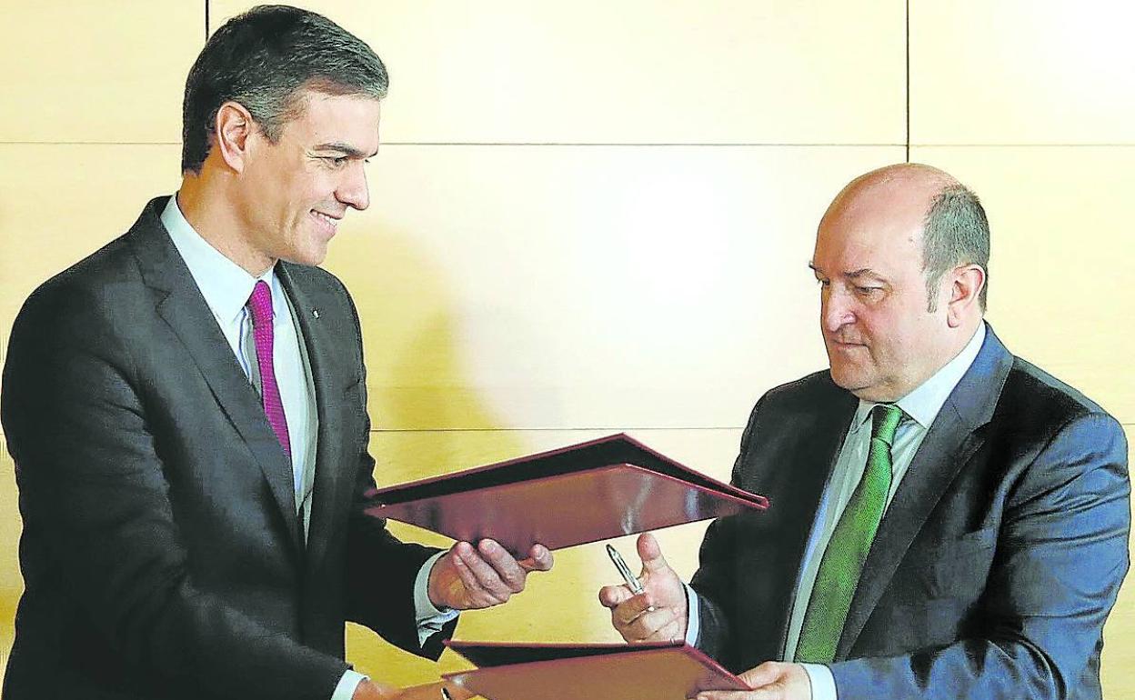 Pedro Sánchez y Andoni Ortuzar firmaron el 30 de diciembre de 2019 su alianza. 