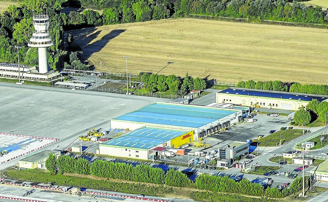 El futuro polígono se proyecta desde hace una decada en las inmediaciones del aeropuerto. 
