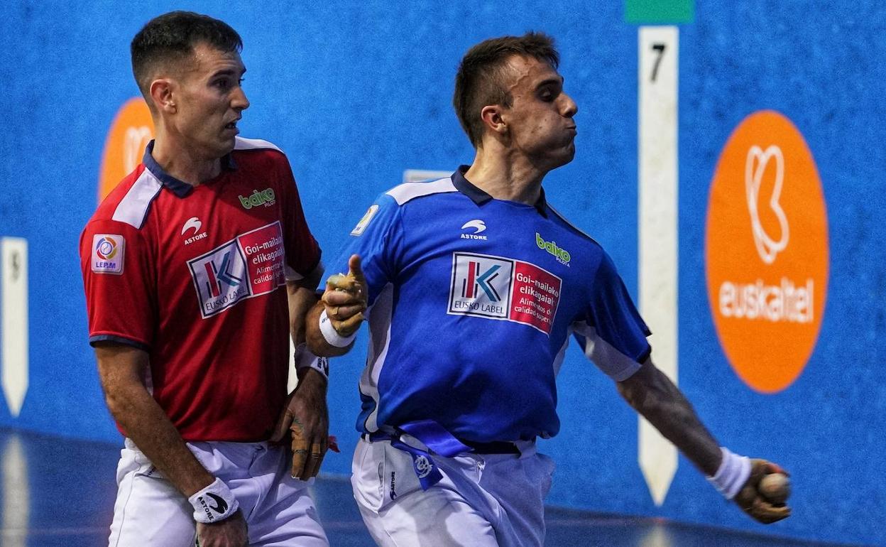 Peña II deja una pelota en el 'txoko' del frontón Mimetiz de Zalla ante la mirada de Urrutikoetxea. 