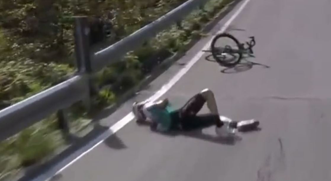 Momento de la caída de Mikel Nieve en Lombardía. 