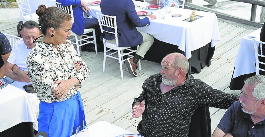 Samantha Vallejo-Nágera charla con Juanito Oiarzabal en presencia de Iñaki Cerrajería.