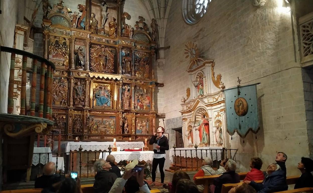 Los participantes en la iniciativa admiran la ermita de Eskolumbe.