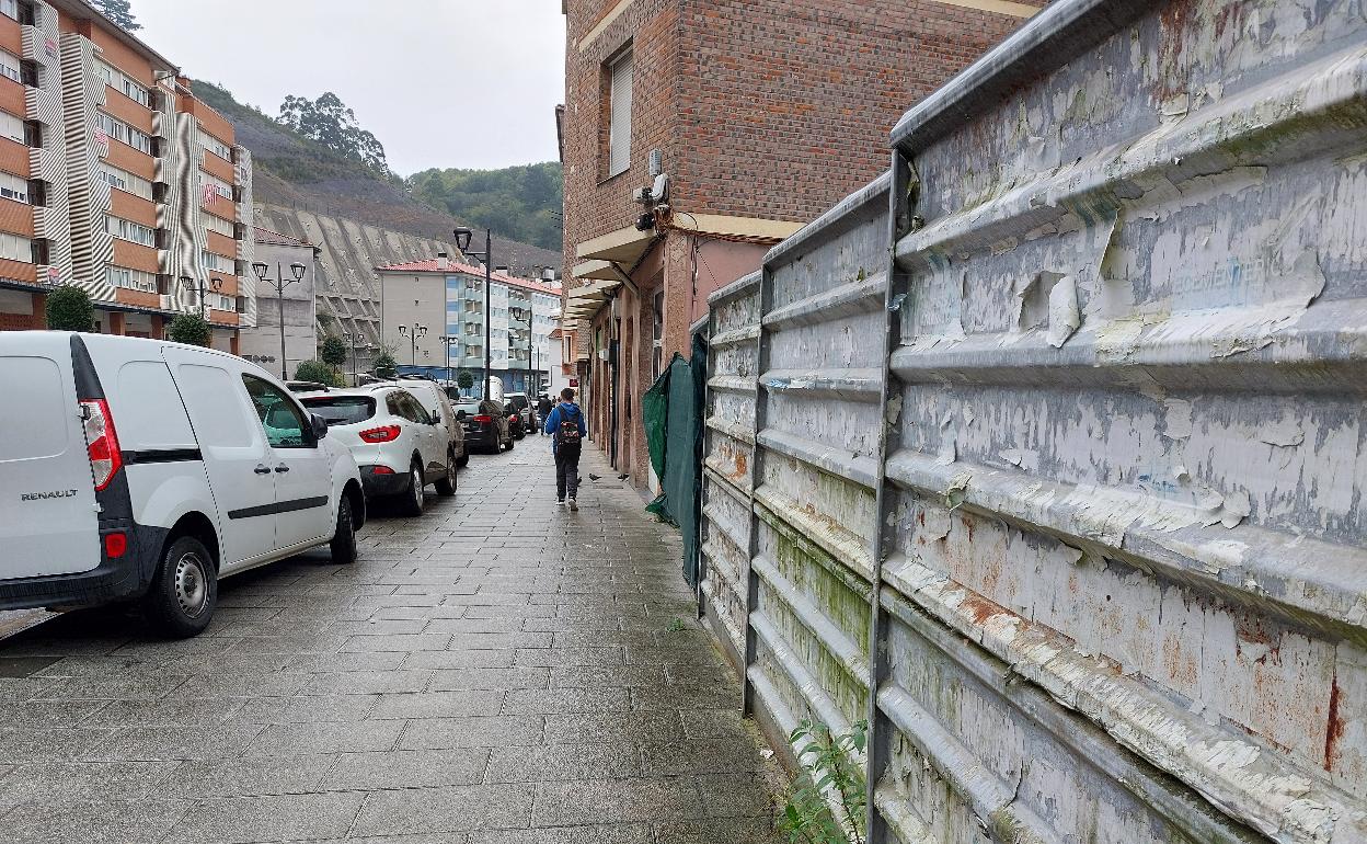 Zona próxima al parking subterráneo sin ocupar donde los coches invanden las aceras y generan problemas de movilidad a los vecinos. 