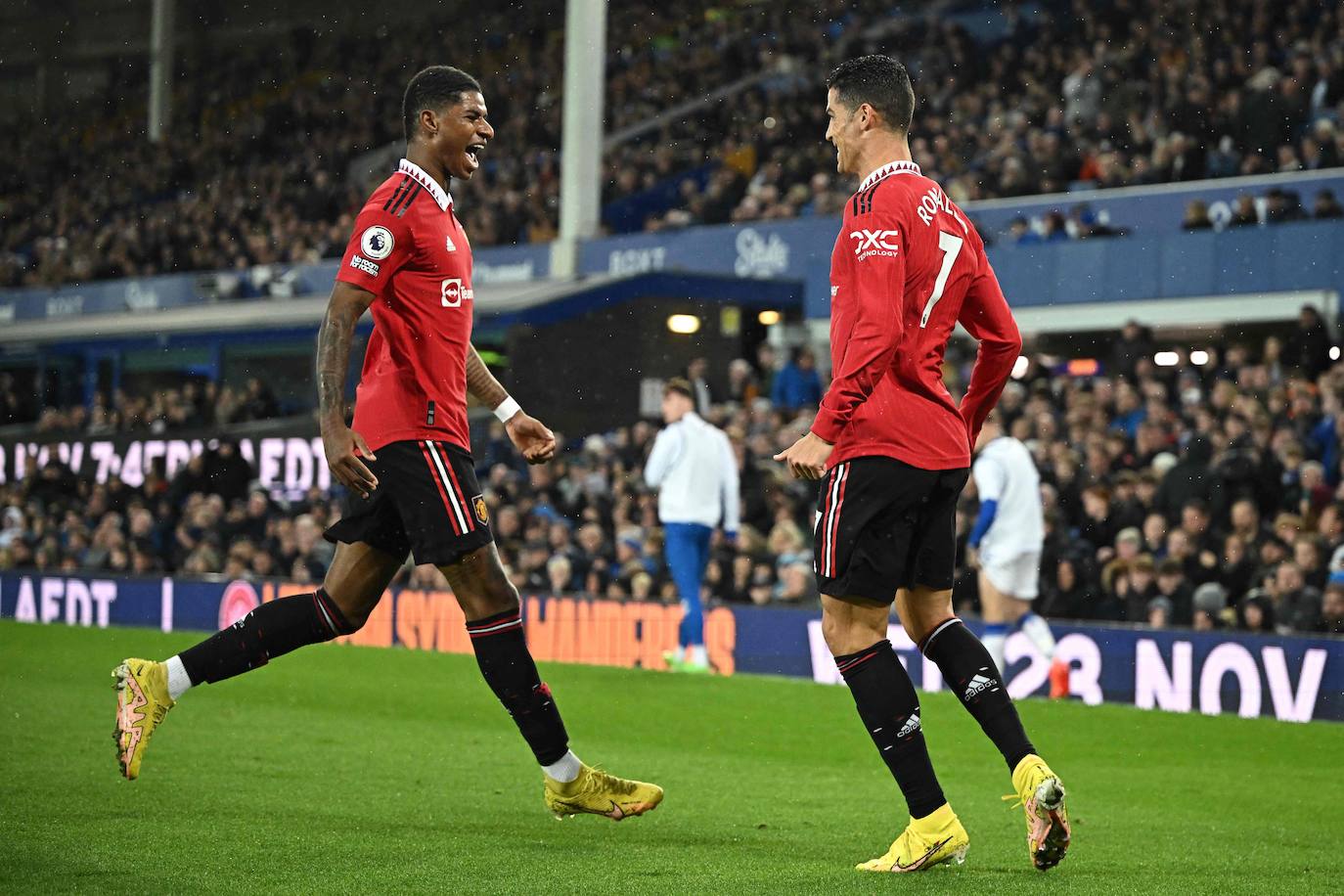 Cristiano celebra uno de sus goles con Rashford 