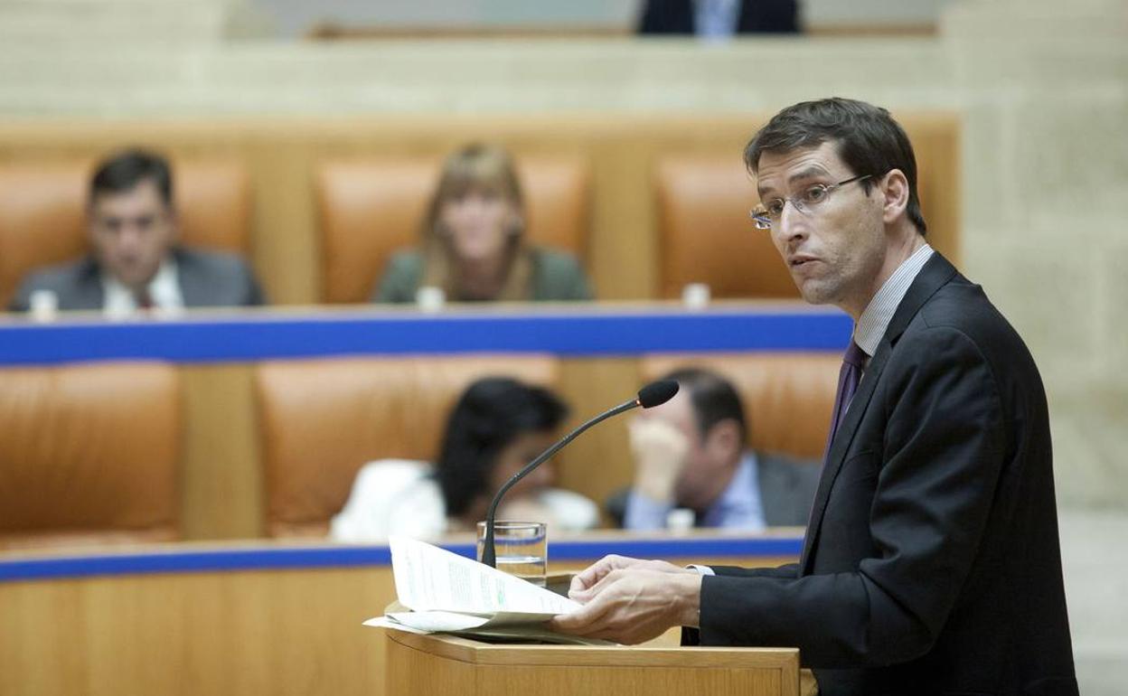 Gonzalo Capellán se dirige a la Cámara Autonómica durante su etapa como consejero de Cultura. 