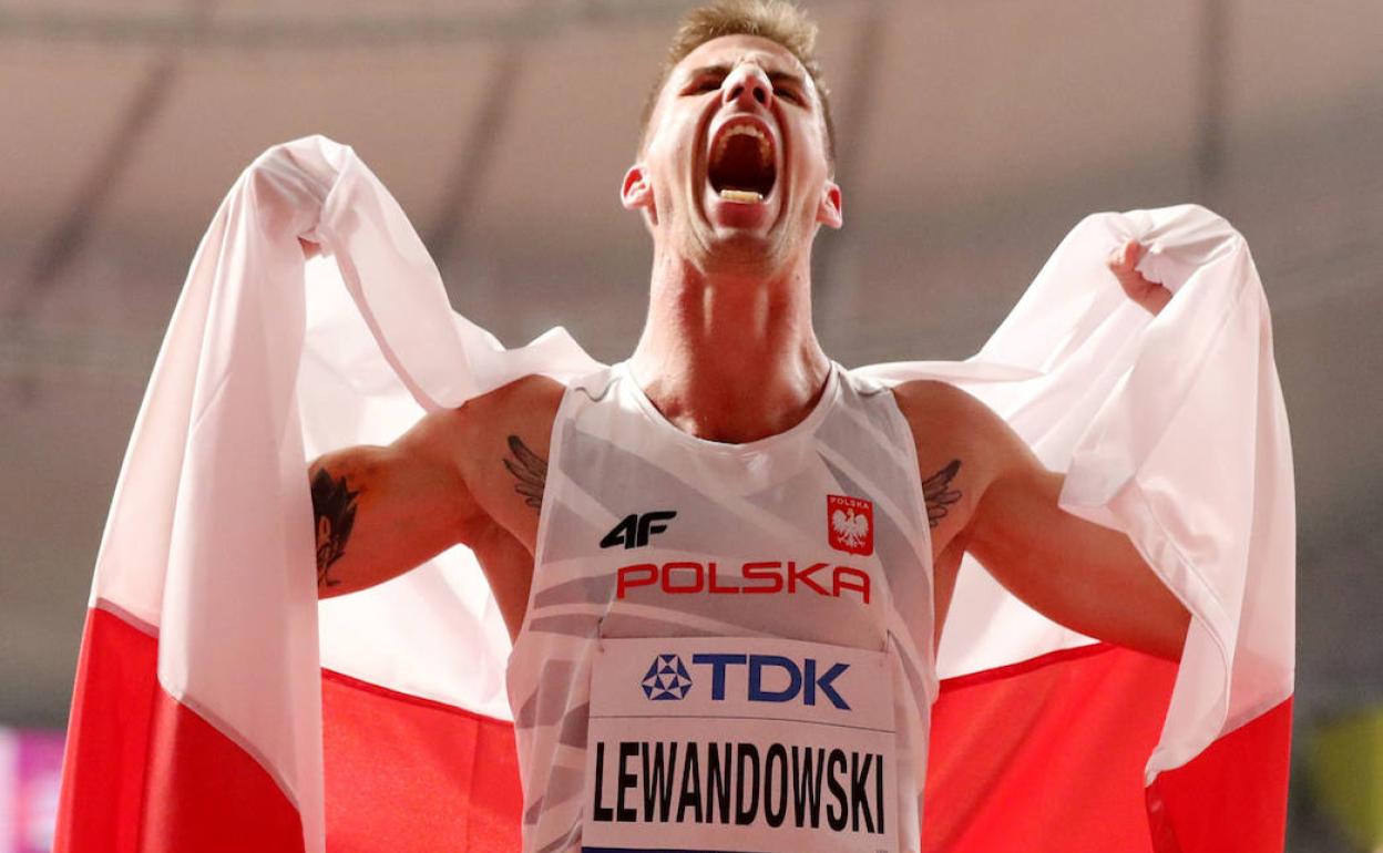 Lewandowski celebra su bronce en el Mundial de Doha de 2019.
