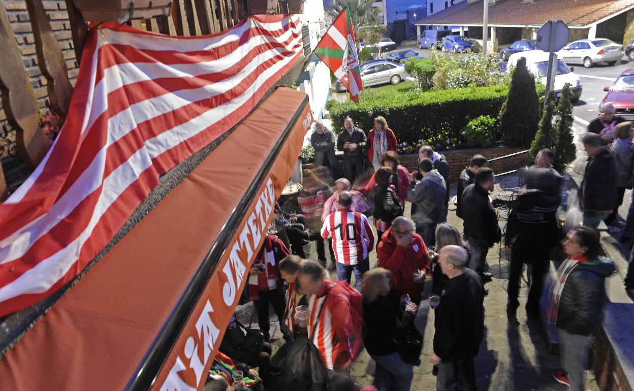 Hinchas del Athletic en un hermanamiento de peñas en Gamiz-Fika.