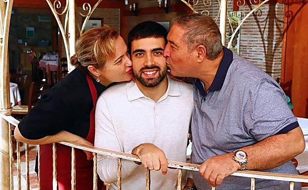 Alejandro Serrano, flanqueado por sus padres sus padres, Susana Delgado y Andrés. 